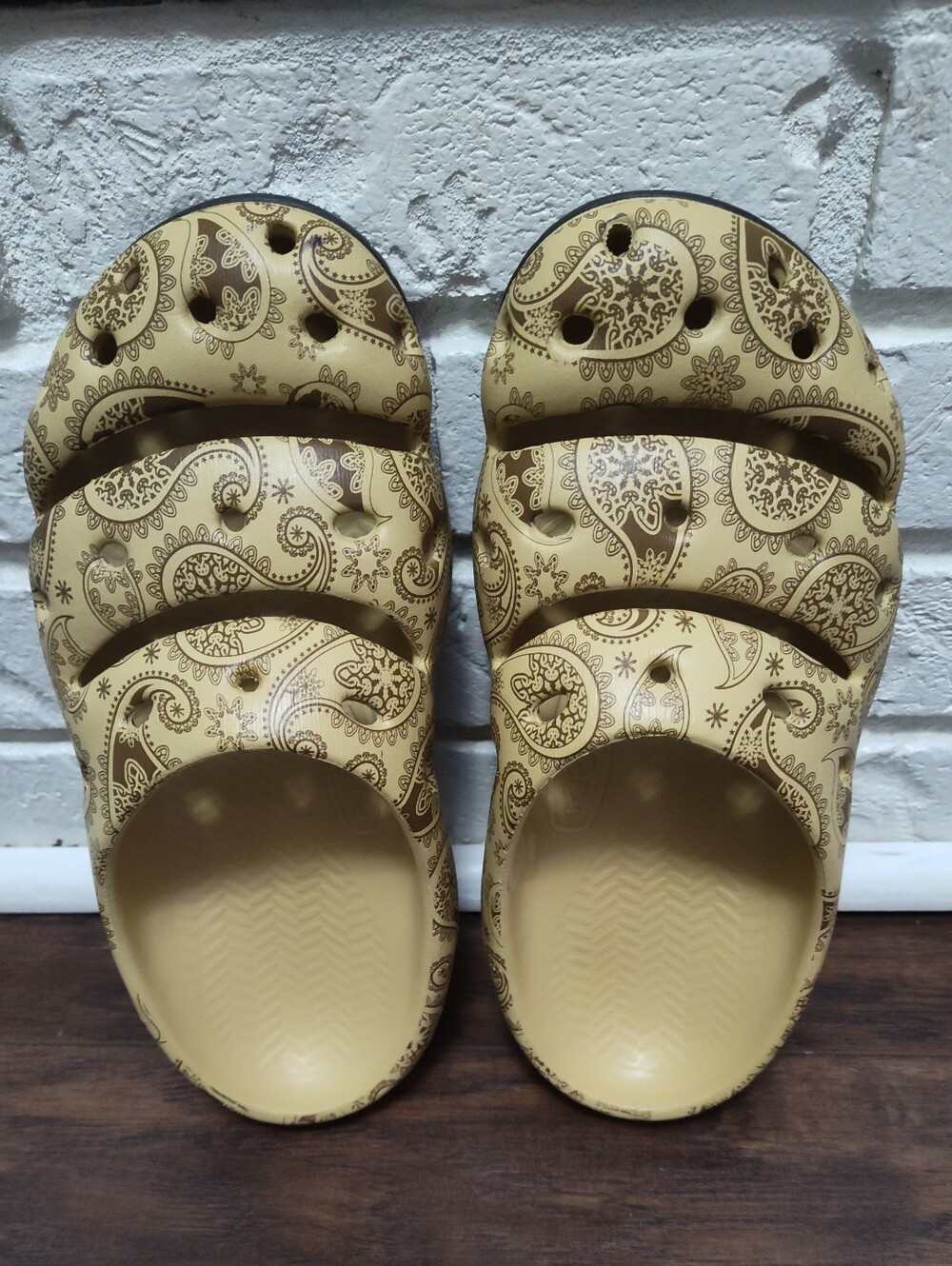 Keen Yogui Arts Clogs Mules Cafe Latte Paisley Slip On Sandals  Women's Sz 9